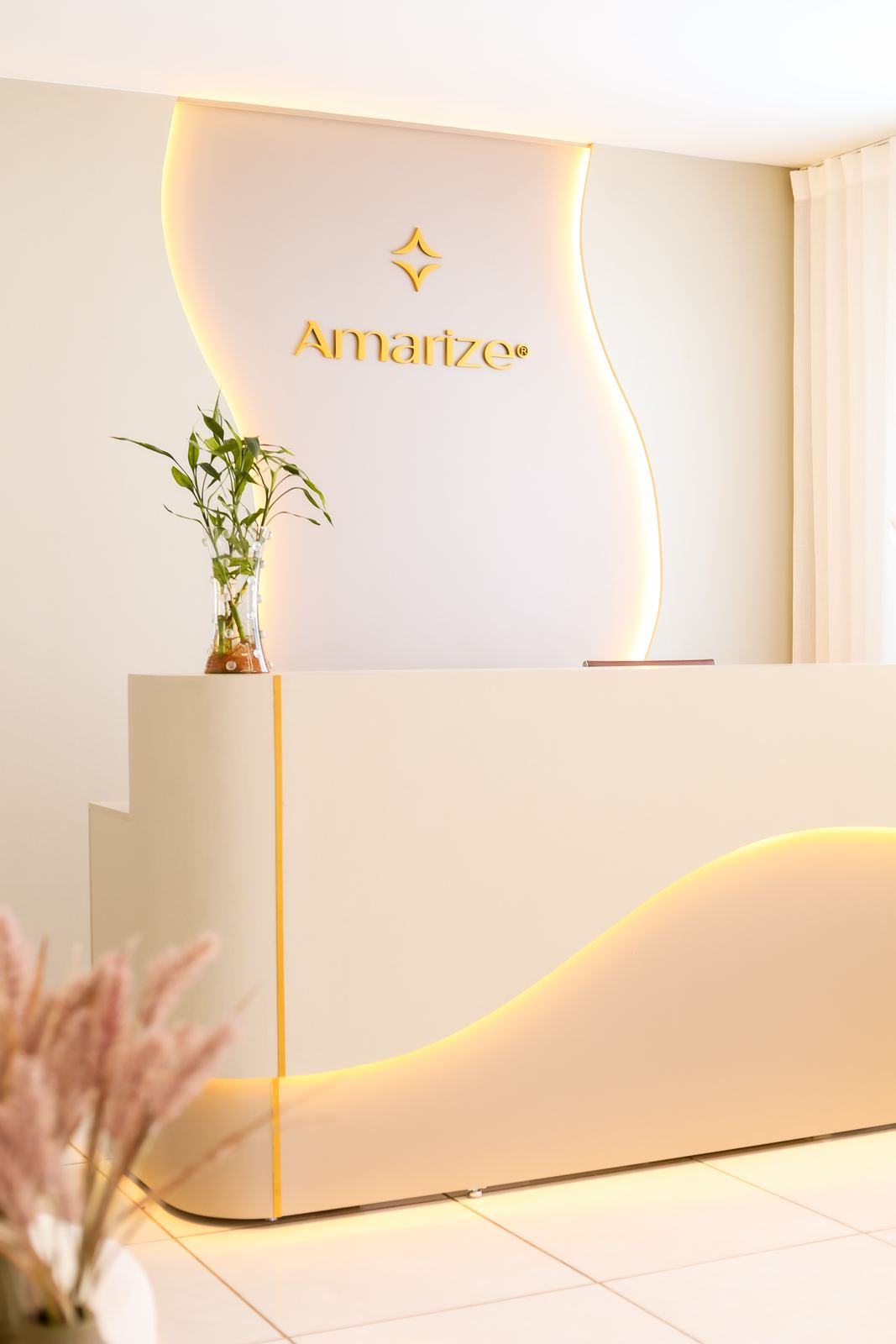 Recepção Amarize com logo iluminado